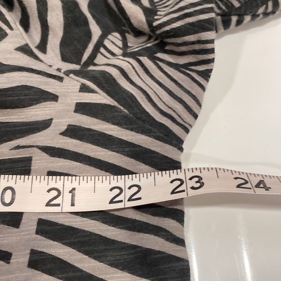 iCantoo Black V-neck Short Sleeve Top with Tan Island Palm Print and Shark Hem - Picture 8 of 10